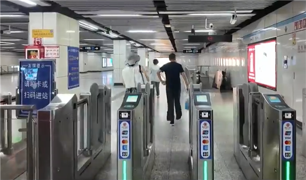 上海123座地铁站“闸机常开”：刷卡扫码秒通过 效率提升20%