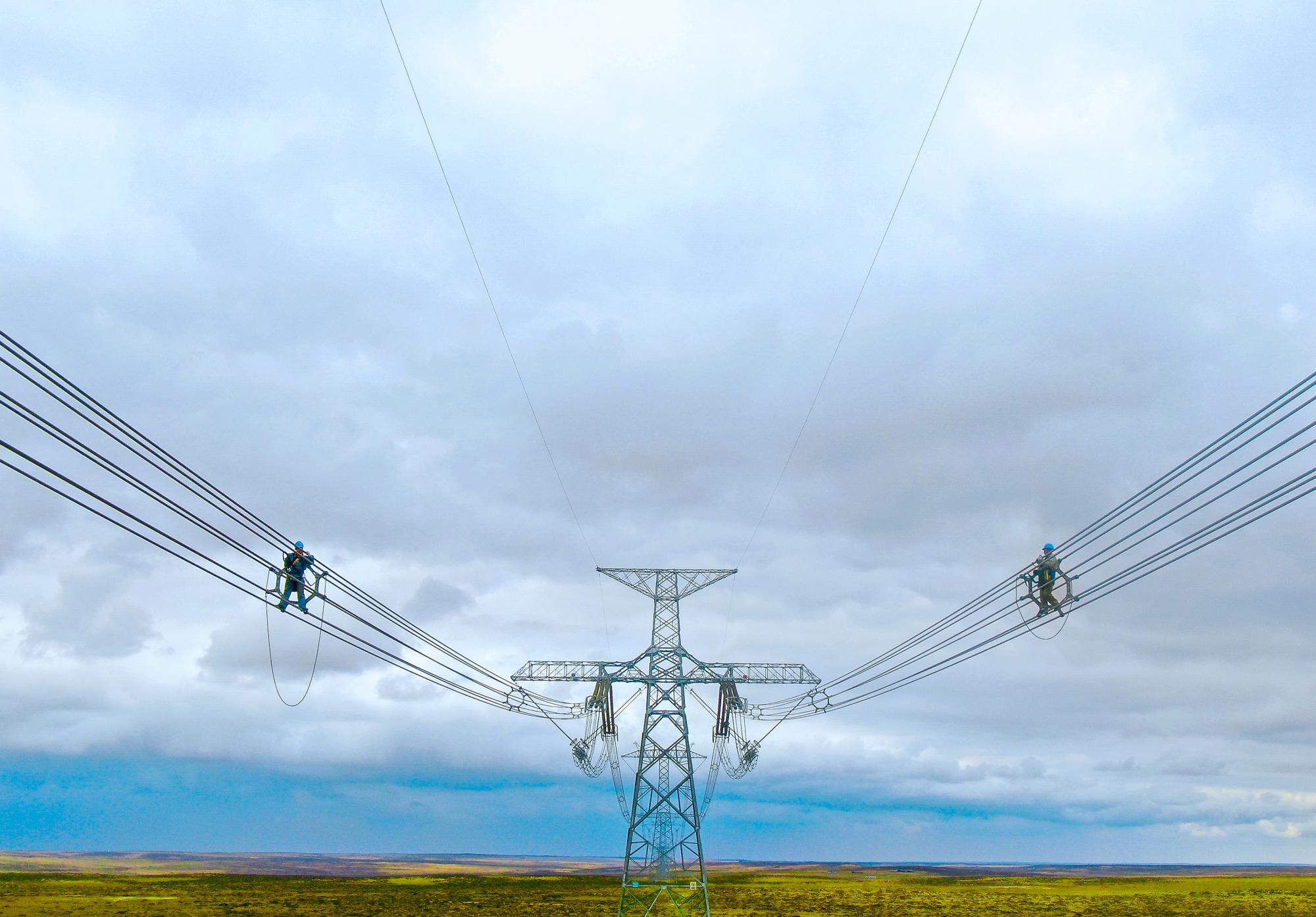 技术人员在特高压电网±800千伏昭沂直流线路开展检修作业