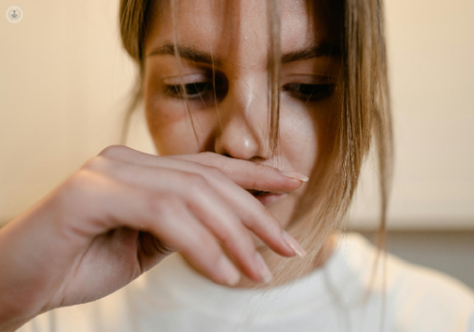 英国一女歌手患上罕见病无法正常打嗝：感觉喉咙里有一只青蛙