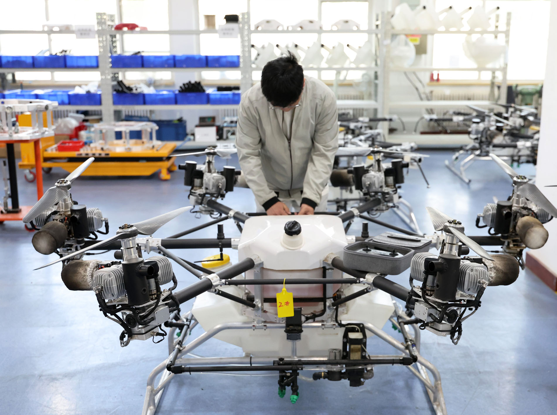 工程师在沈阳的辽宁大壮无人机科技有限公司检测无人机。记者　李钢　摄