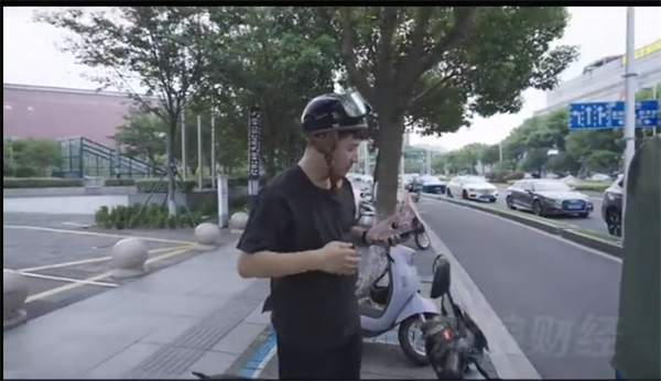 名下公司存款上亿！张雪峰自曝没有车也不会开车 都是骑电动车上下班