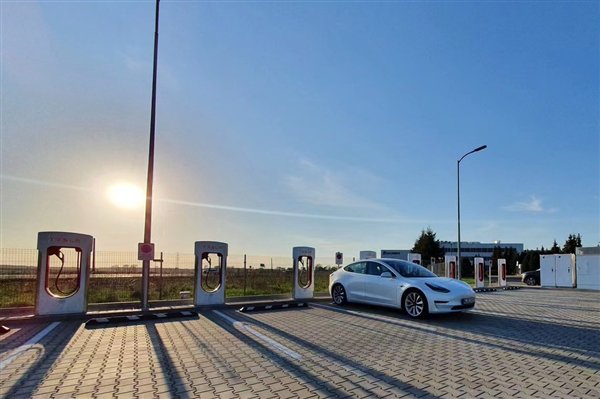 交通运输部：高速公路服务区充电桩覆盖率已达98.4%