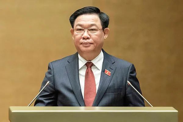 2023年10月，时任越南国会主席的王庭惠出席国会会议。