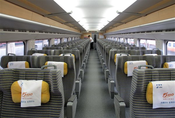 网友称座位脏到崩溃！高铁一次性座椅套