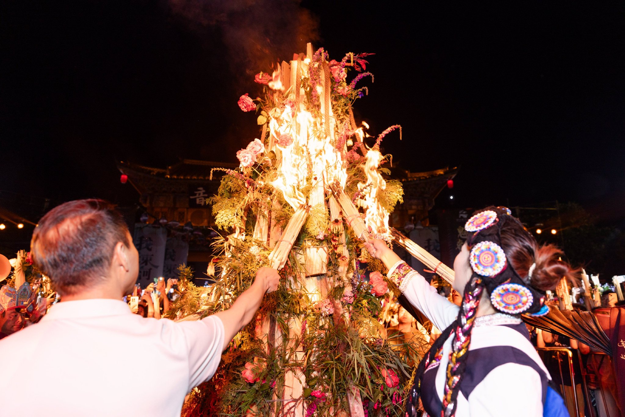到21℃的云南当个“玩火人”|云南省_新浪新闻