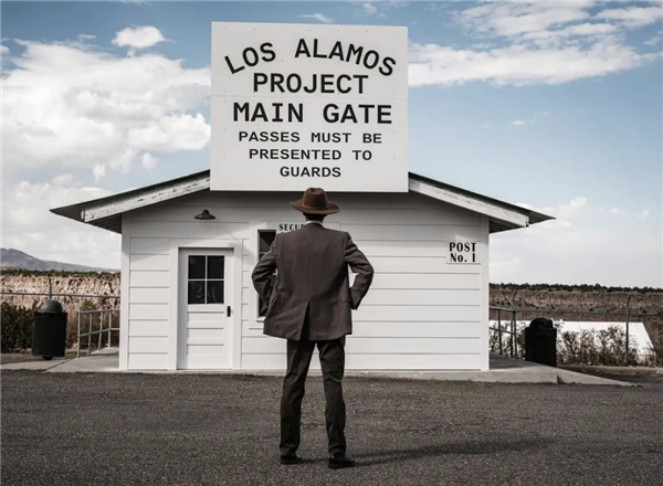 去年上映的电影《奥本海默》中呈现的 Los Alamos 实验室｜图源：奥本海默