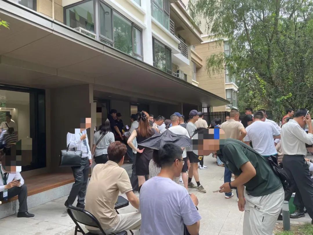 “一个顾客在深夜排队。”现场队列以谈判价格