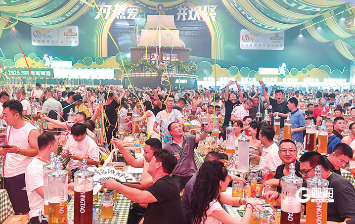 市民游客在金沙滩啤酒城的啤酒大篷内举杯畅饮。