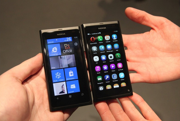搭载 Windows Phone 的 Lumia 800（左）与搭载 MeeGo 的诺基亚 N9（右）