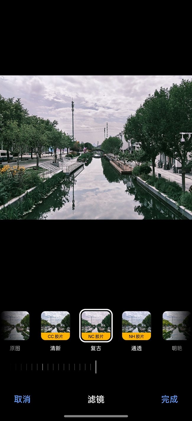 实况照片也玩出新花样，拍完还能自由加滤镜、换风格，封面也能自己定，精彩视频片段能直接转成实况照片，瞬间定格高光时刻。