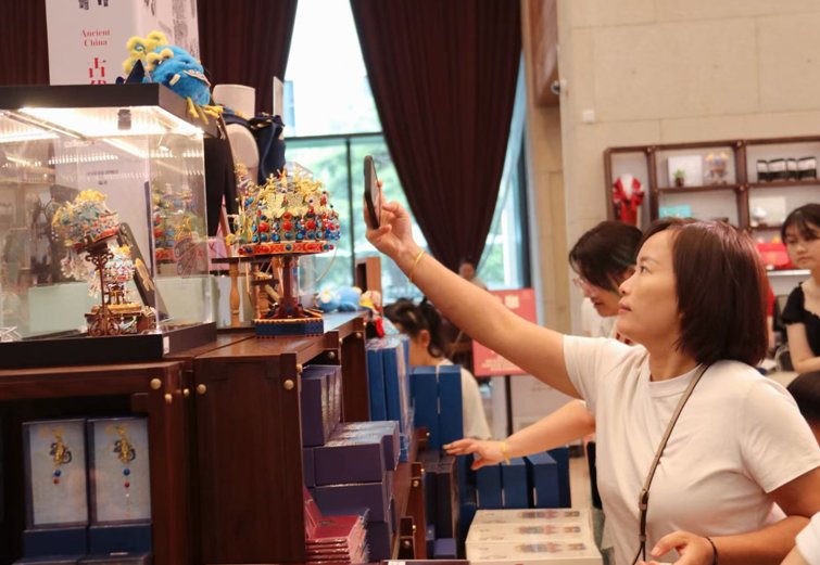 　　观众在选购凤冠文创新品