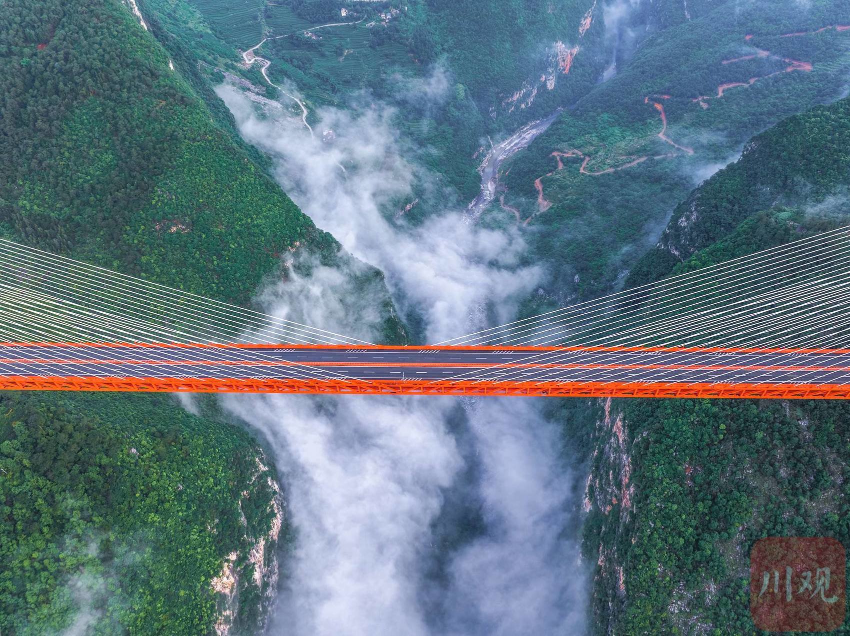 六盘水市北盘江大桥是天堑变通途的壮丽工程