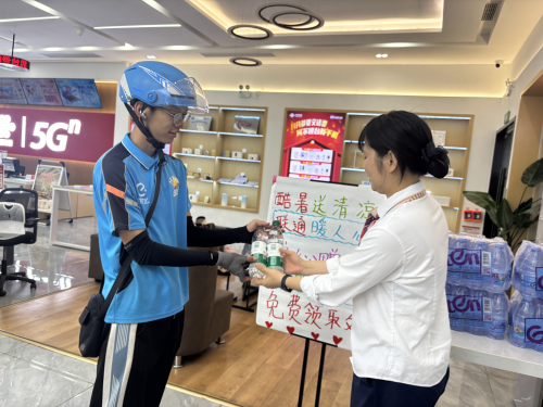 十堰联通工会爱心驿站化身“清凉港湾”，为户外劳动者送清凉