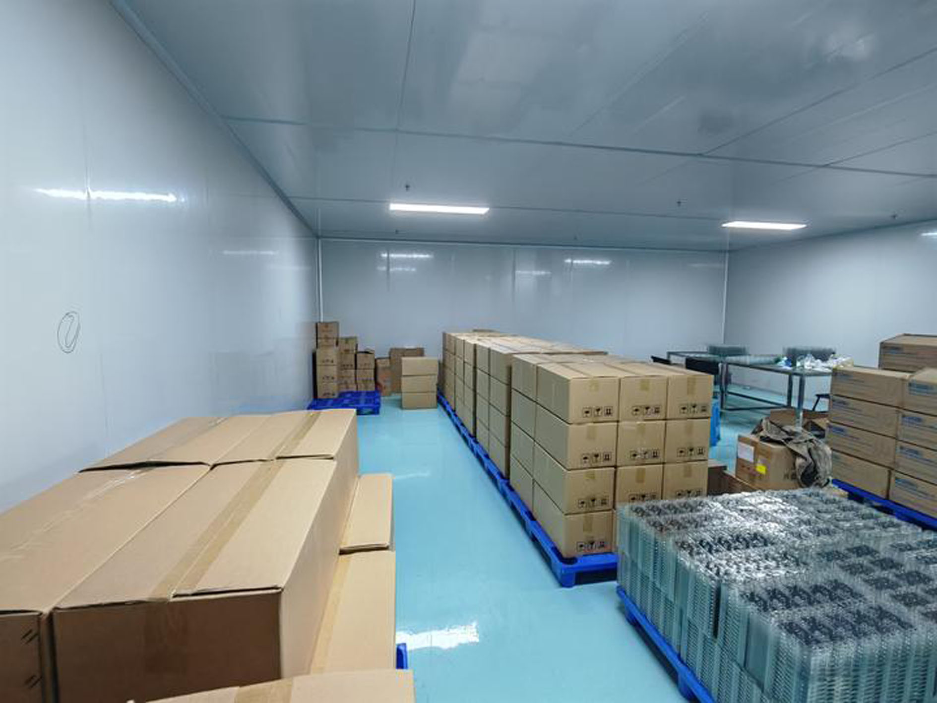 这是公安机关查扣的涉案手机液晶屏材料。（受访单位供图）