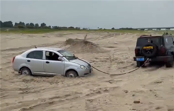 大力出奇迹！坦克300救援奇瑞QQ：一脚油门将对方拉翻