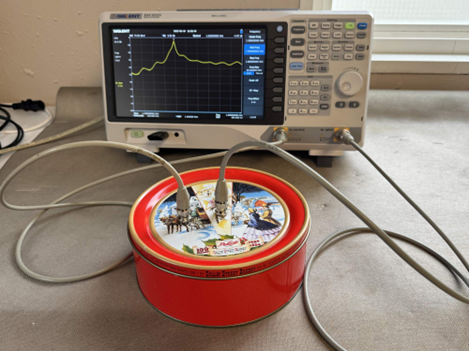 图 2.频谱分析仪显示腔体的谐振。