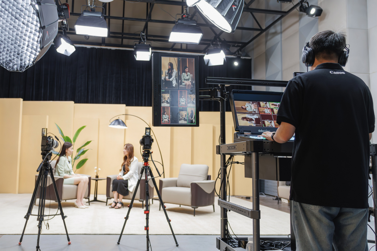 “新媒体超高清示范直播间”专业演播区域可根据嘉宾人数灵活选择多台佳能EOS R5 C直播