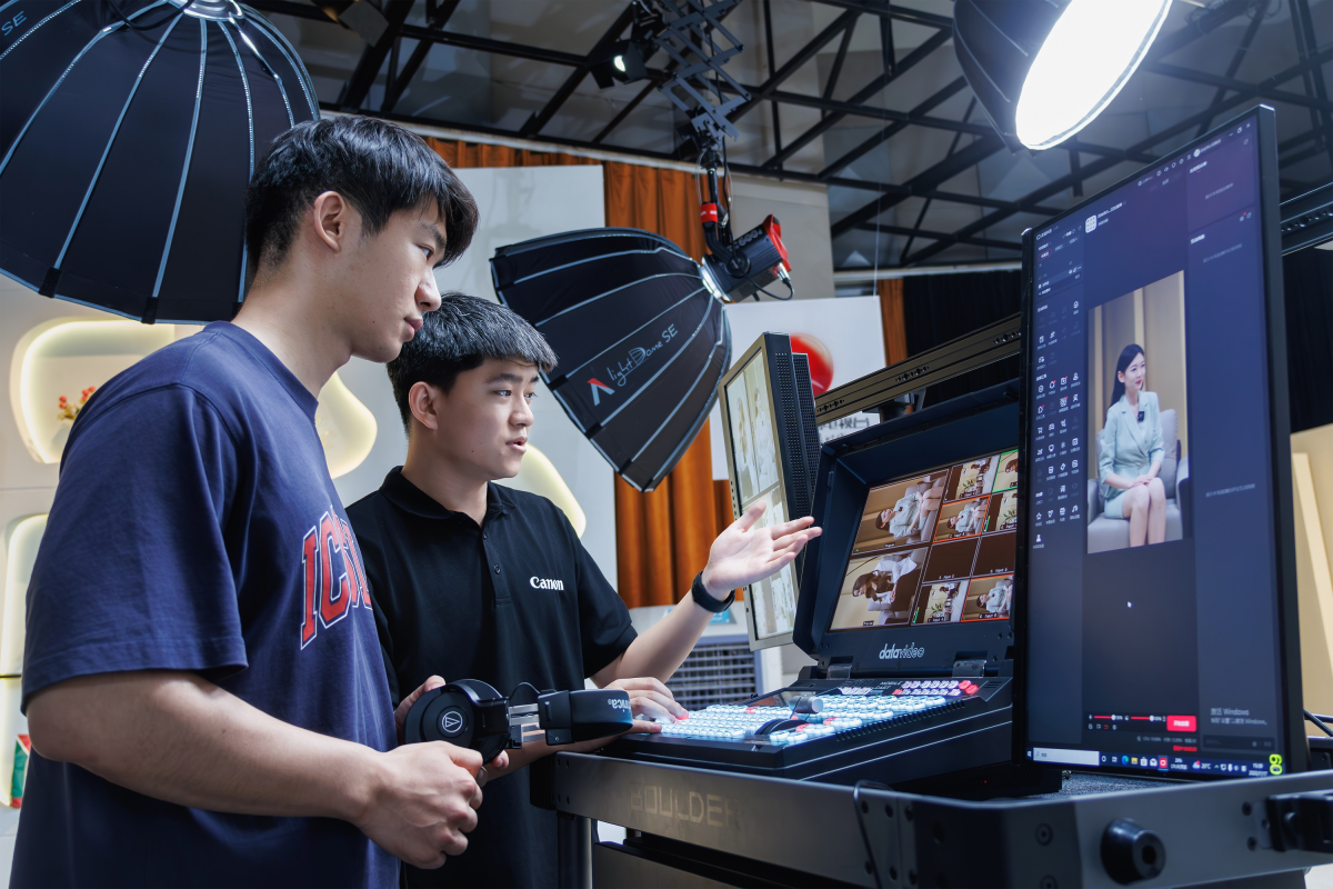 一名乌鲁木齐广播电视台工作人员正在学习系统操作