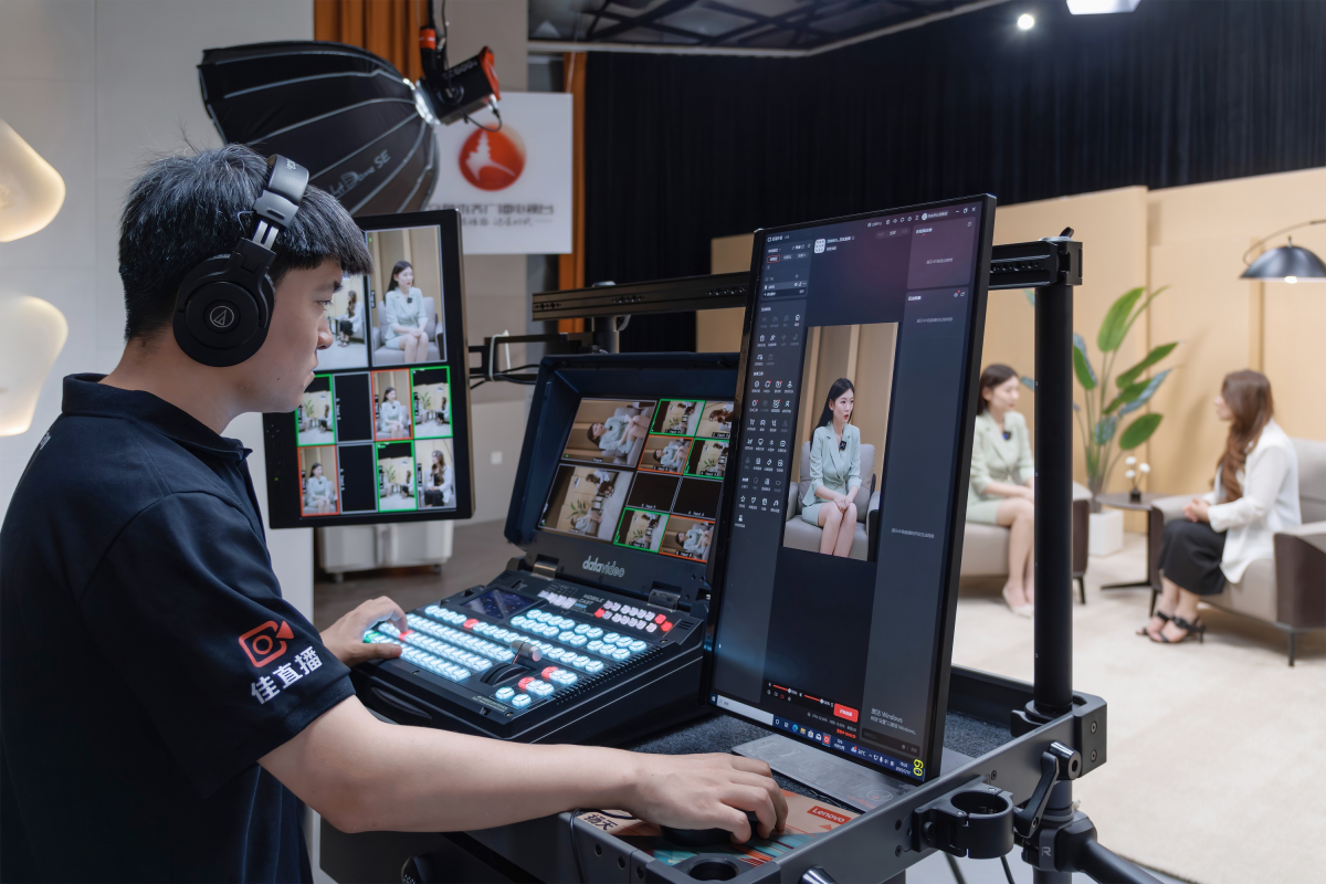 “佳直播”团队正在为“新媒体超高清示范直播间”专业演播区域进行设备调试