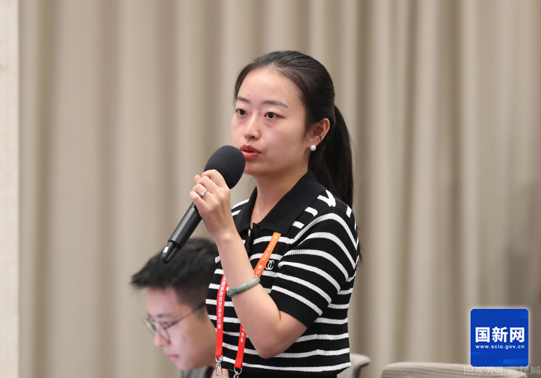证券时报记者提问(徐想 摄)