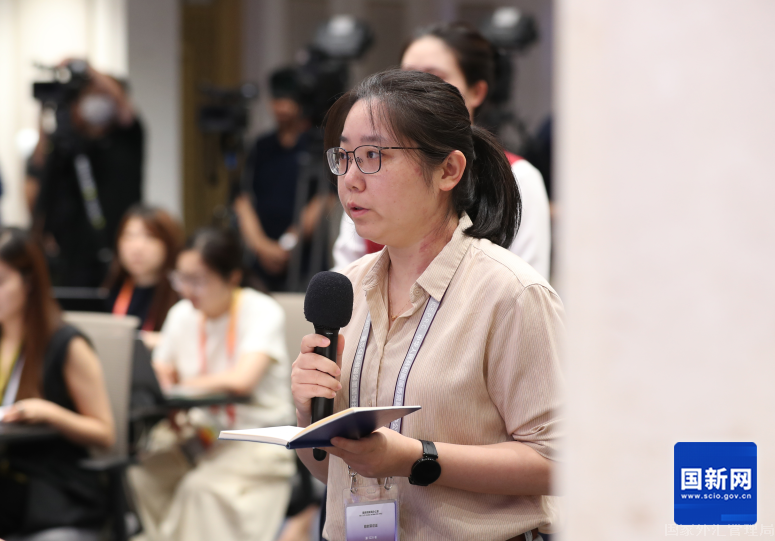 中国证券报记者提问(赵一帆 摄)