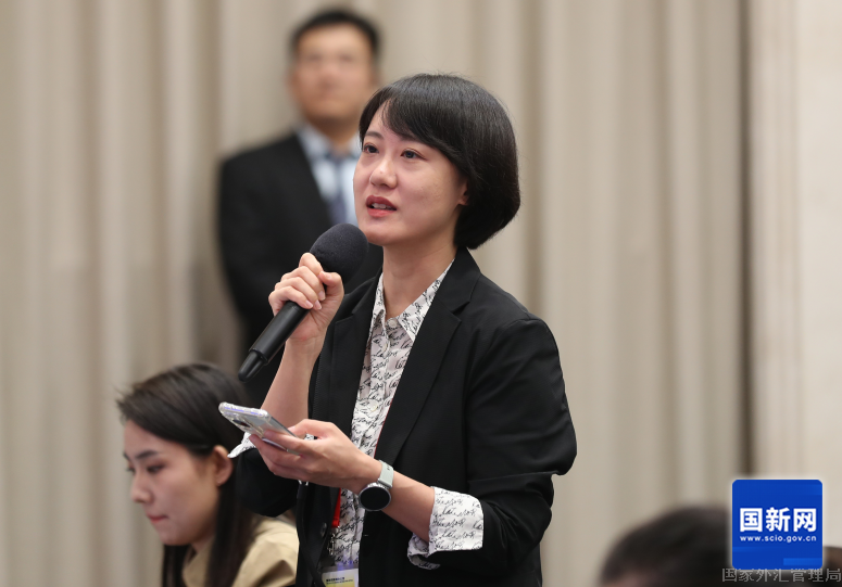经济日报记者提问(赵一帆 摄)