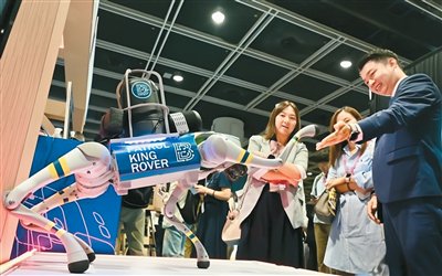 图为香港一家保安顾问公司展示巡逻机器狗。李志华摄