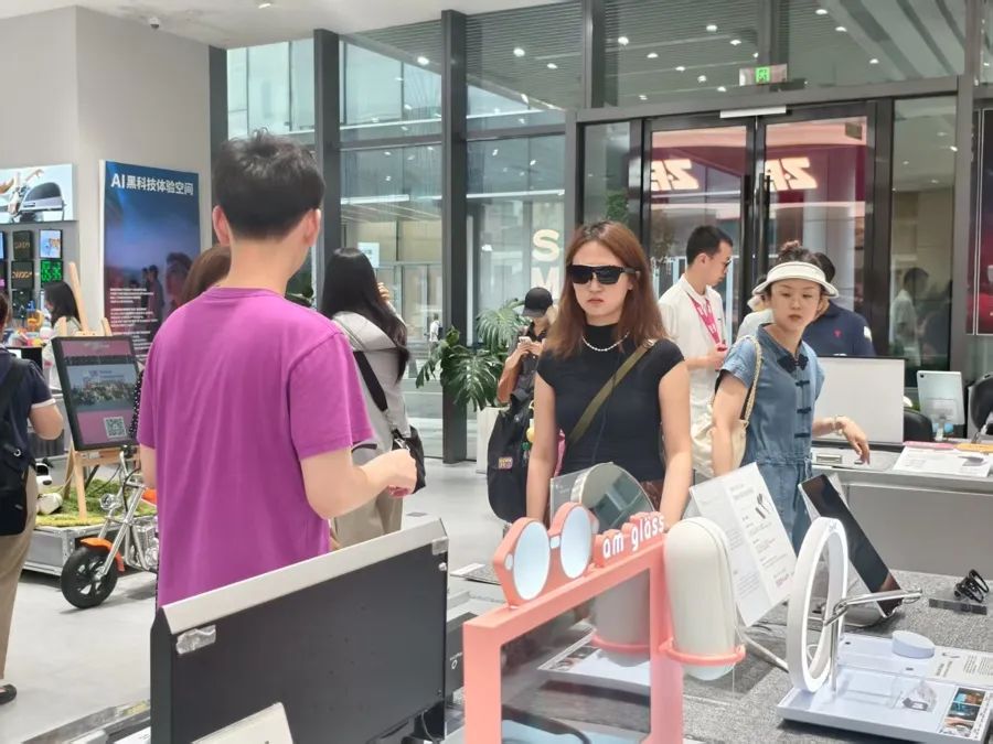 模速空间的人工智能产品体验中心，AI眼镜试戴