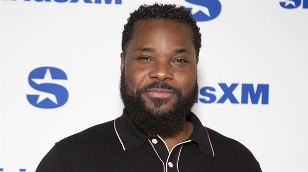 这位著名的好莱坞演员在度假期间被海浪拖了！