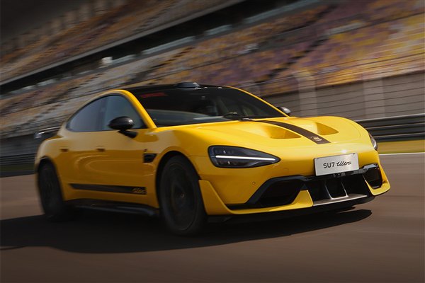 美女车主晒出澳门首台挖孔版小米SU7 Ultra：雷军点赞