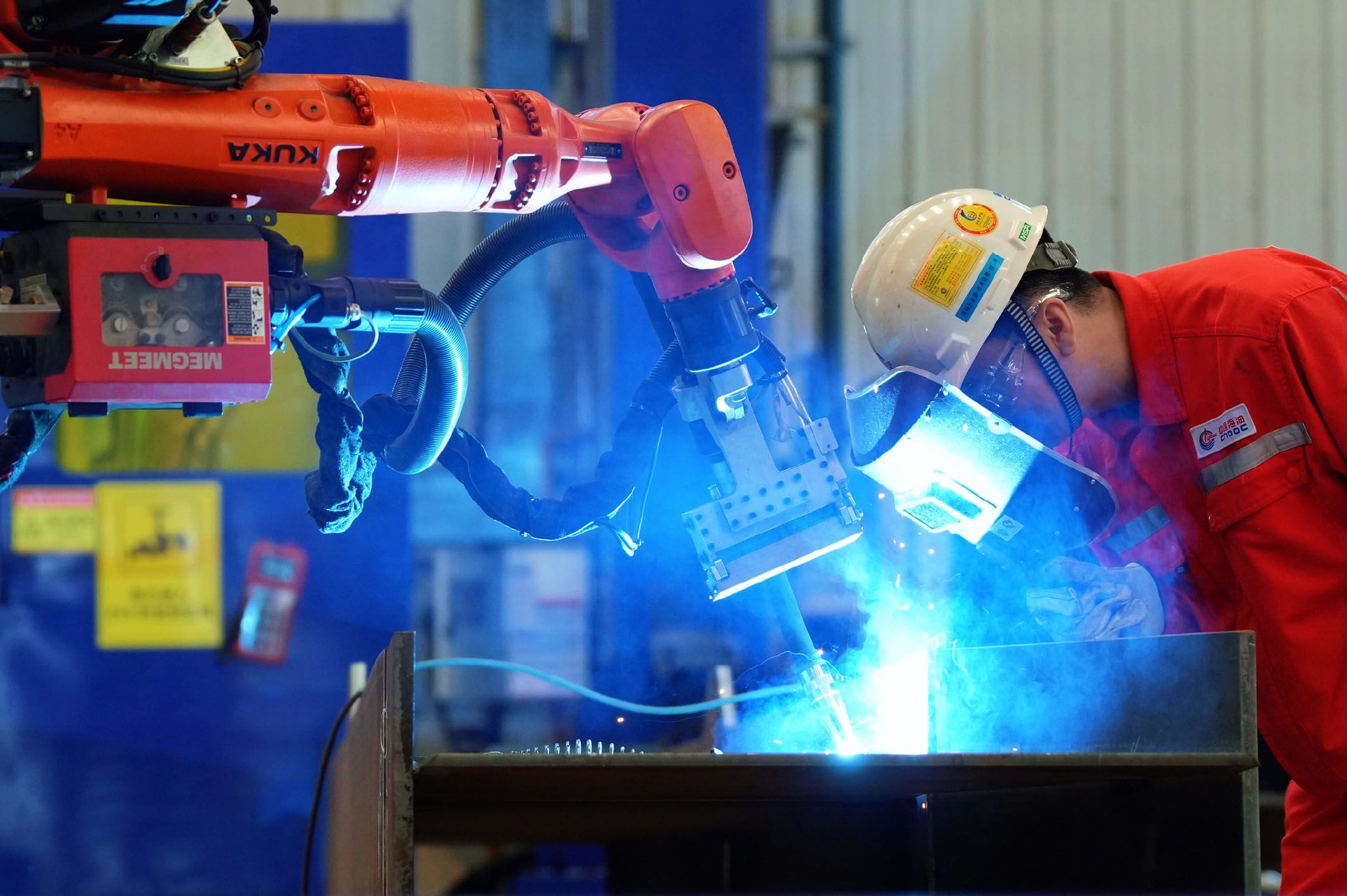 图为工作人员在海油工程天津智能制造基地查看一款机器人智能焊接系统作业。新华社记者　赵子硕　摄