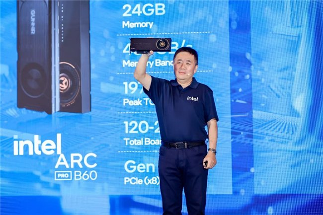 英特尔中国区技术部总经理高宇展示“一卡双芯”的英特尔锐炫Pro B60显卡