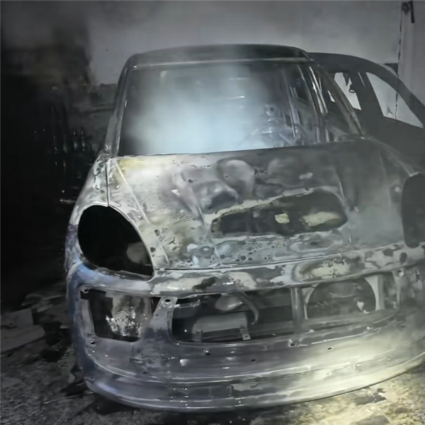 电车停在家里，没有运行第二个月，所以突然开