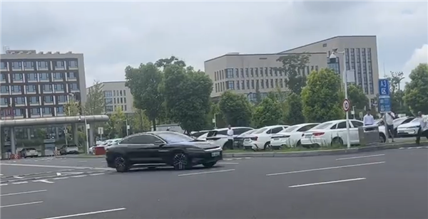 官方公告：Byd在线停车场是狂热的旅行者。它与