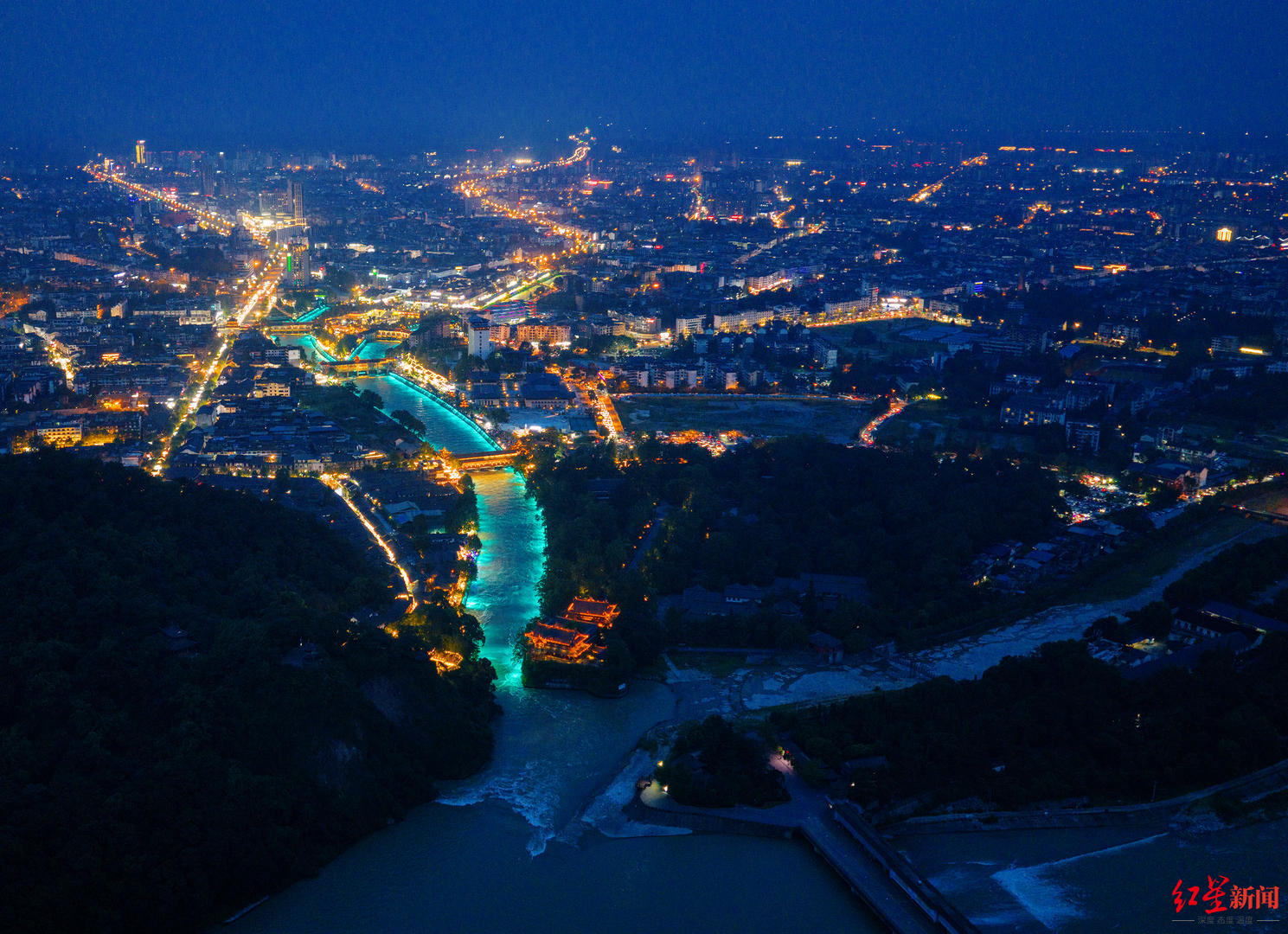 ▲都江堰南桥蓝色灯带沿堤铺陈 资料图