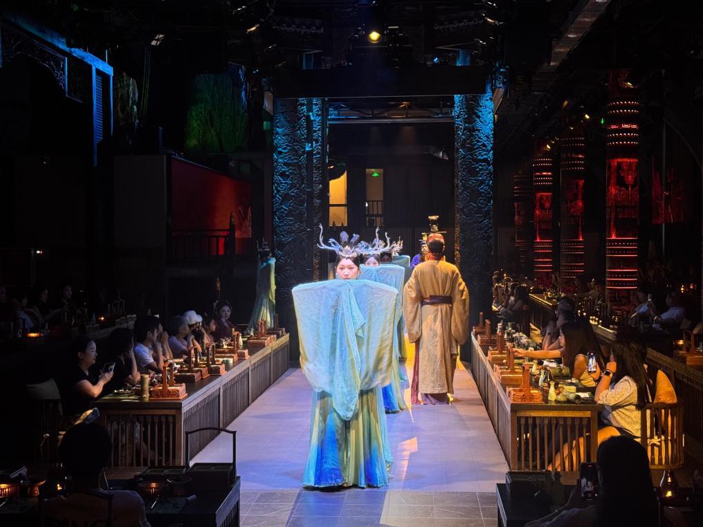 ▲位于四川成都的“东郊记忆”国际时尚产业园区，人们在蜀宴赋餐厅一边用餐，一边欣赏表演 图据新华社