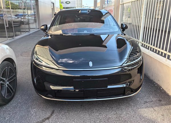 车标装上了！新款智界R7实车曝光：全黑化贼帅