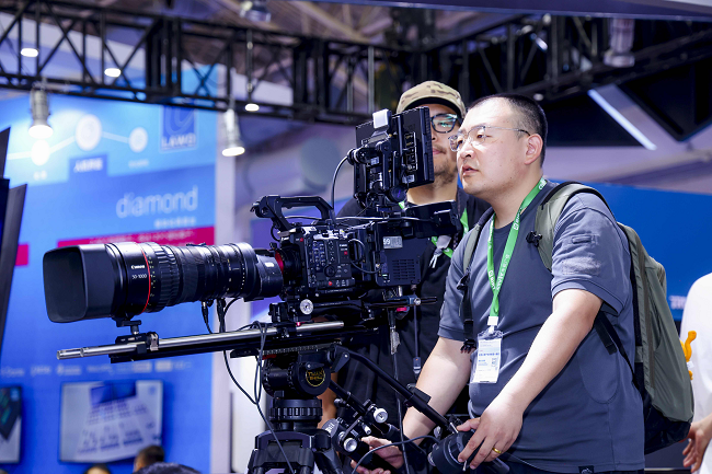 用户在BIRTV佳能展台体验“佳直播PRO”