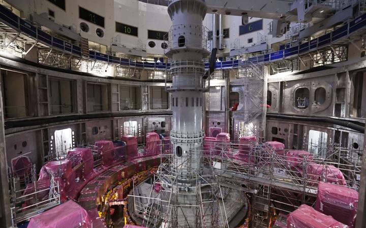 ▲2023年11月23日在国际热核聚变实验反应堆(ITER)建设现场拍摄的安装中的托卡马克装置。图/新华社