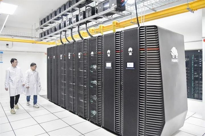 在中国—东盟人工智能计算中心机房，工作人员巡查服务器运行状态。（资料图片）（黄红锦 摄）