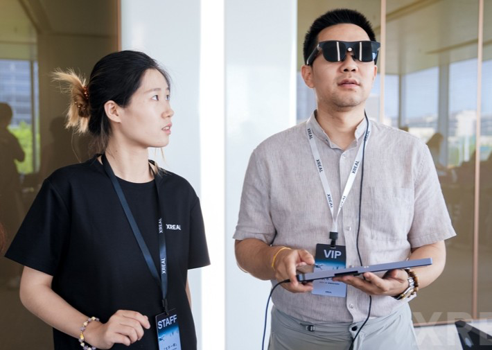 体验最新款AR眼镜的沉浸式效果