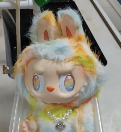 泡泡玛特创始人展示新款Labubu 网友回应：真的丑哭了！