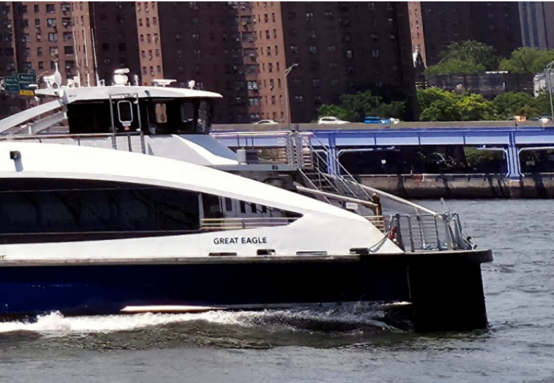 上图中远处船只放大裁剪后的效果