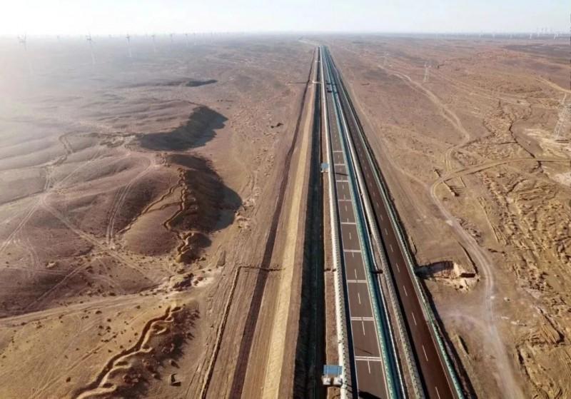 ▲G215线马鬃山至桥湾公路工程，研发全球首款换电重卡，<strong></strong>电动农机等设备研发、跑出新疆，G30连霍高速和G311国道