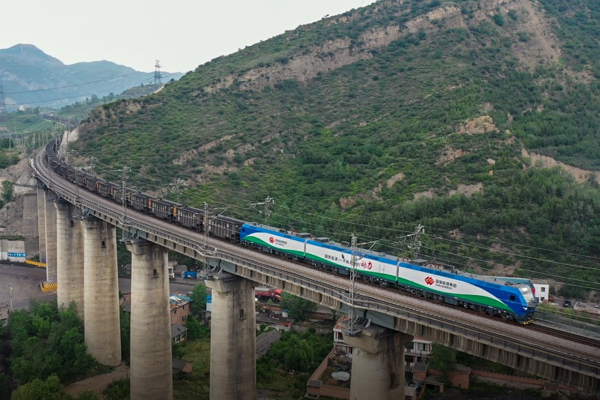 图为朔黄铁路两万吨重载列车疾驰在太行山脉