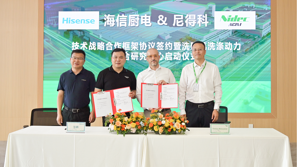 左二：海信厨电事业部中国研发部总经理张鹏     右二：尼得科GA事业部研发总监Enrico Boscariol