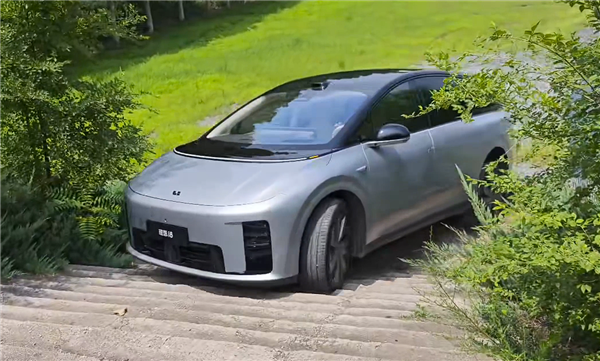 理想高管晒图称i8遭友商抹黑 乐道总裁：建议直接报警