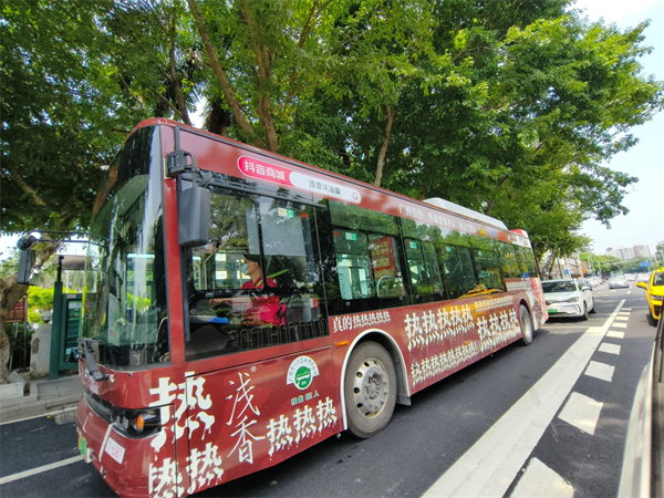 广州公交车“热到受不了”霸榜热搜？浅香这波本土创意真的绝