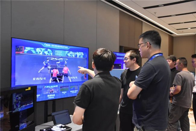 （工作人员为现场嘉宾讲解技术原理）