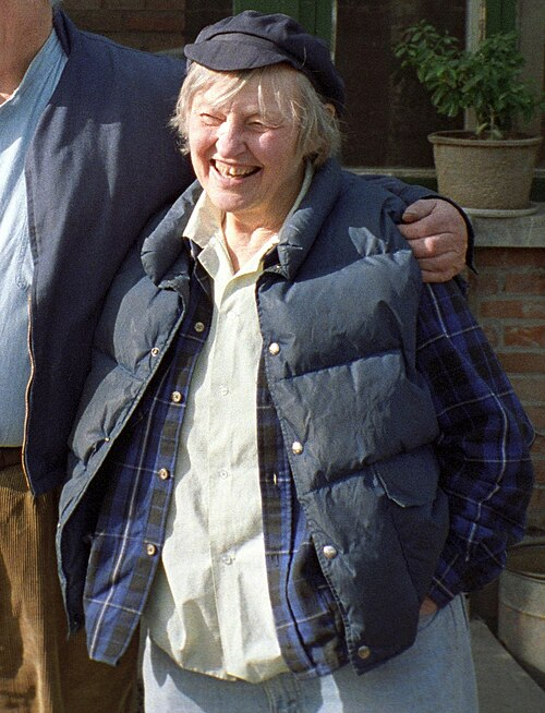 1945 年 7 月，从距离爆炸地点大约 25 英里的一座小山上，她亲眼见证了人类第一颗原子弹爆炸，将其形容为「一片光海」